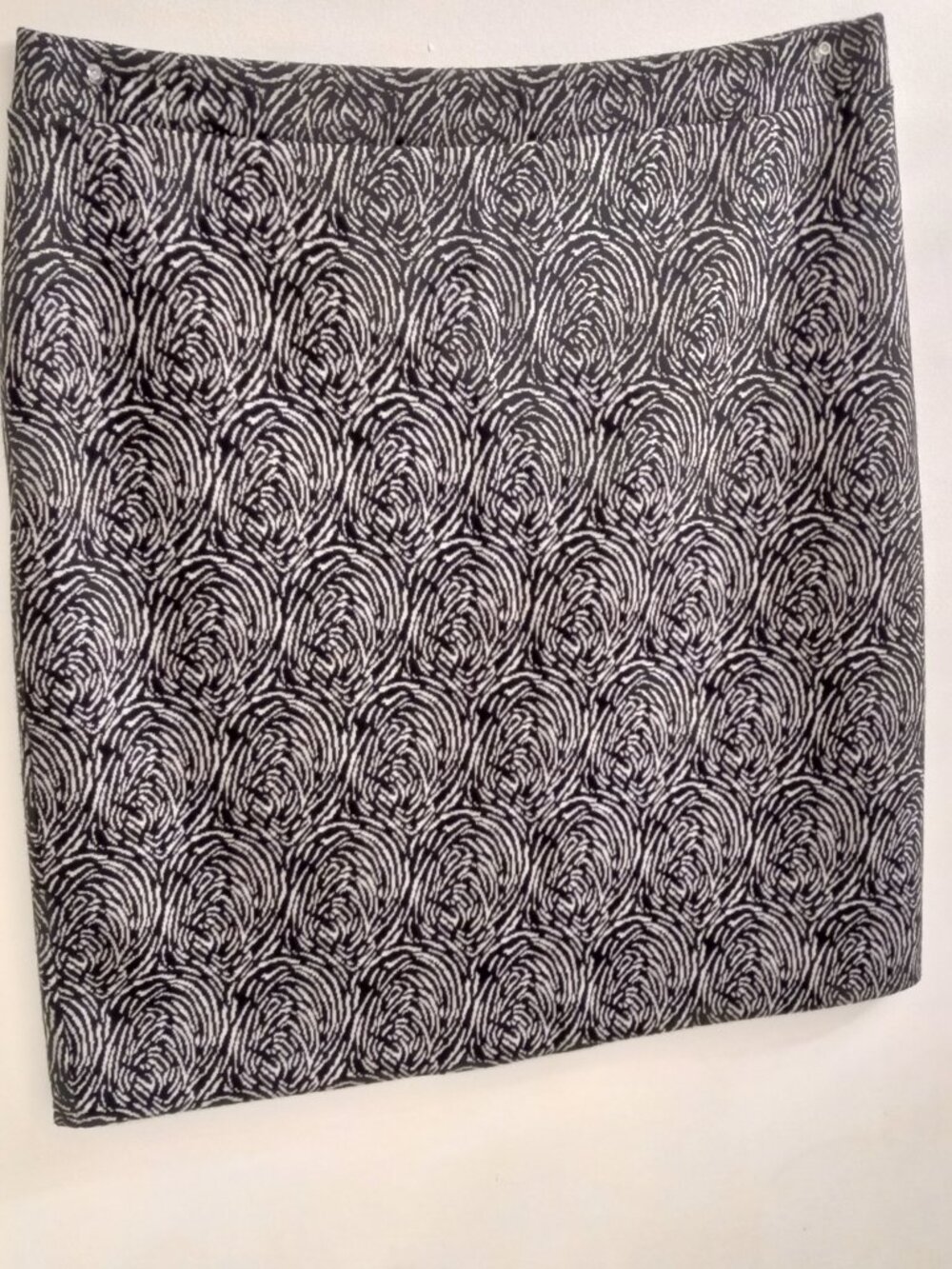 LYSESPENARD SKIRT NEW/NO TAGS WHITE SWIRLS ON BLACK BACKGROUND. SIZE XL